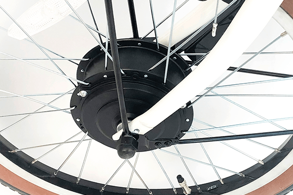 後輪はペダルを漕ぐ力、前輪はモーターでのアシスト走行とする事で両輪駆動を実現！