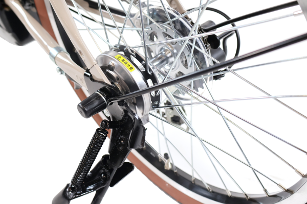 悪天候に強く、しっかりと止まるローラーブレーキを採用。