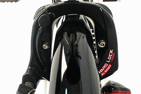防犯性に優れた、ディンプルキー採用の後輪リング錠を装備しています。マンションなどの駐輪場でも扱いやすい鍵です。