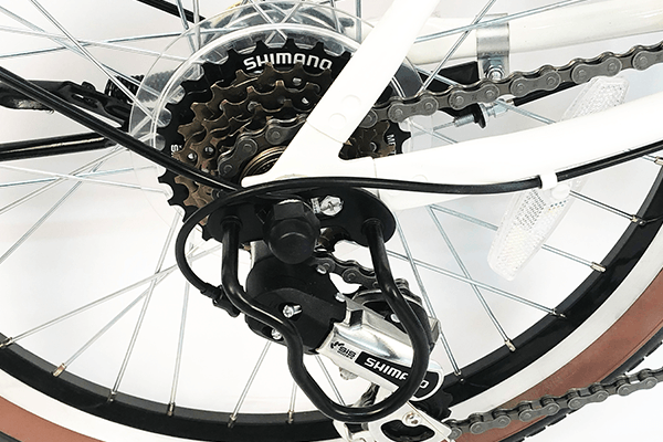 快適な走行を実現する安心のシマノ製外装６段変速機を採用。