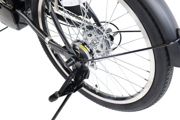 悪天候に強く、しっかりと止まるローラーブレーキを採用。