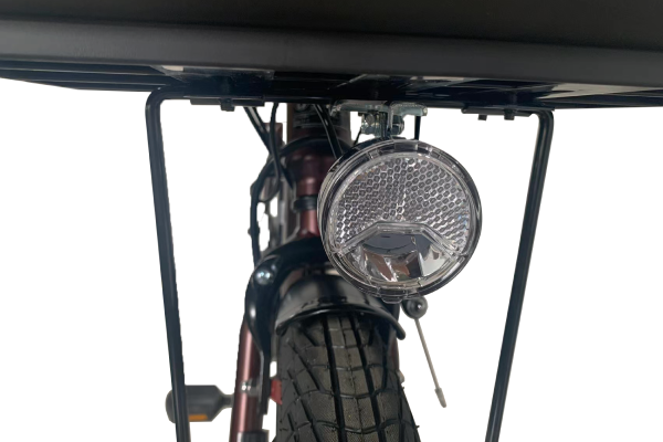 夜間走行でもしっかり光る、リフレクター付きLEDライト。