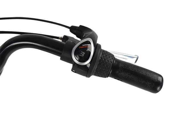 ハンドルを握ったままギアを変更できる、シマノ製のグリップシフトを採用