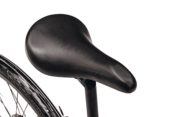 座骨をしっかり固定する大きめのサドルを装備。肉厚で乗り心地もよく通学や通勤で長距離を乗る方にも最適です。