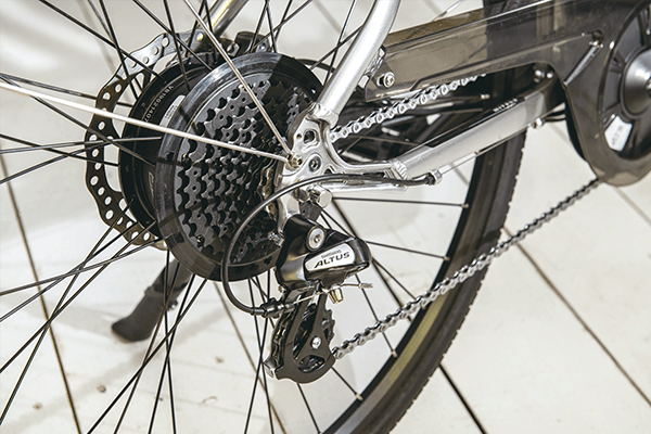 信頼のシマノ製外装8段変速を採用！モーターのアシストと相まってスポーティな乗り味を実現。
