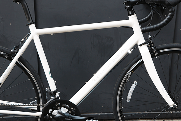 持って軽い、乗って軽いアルミフレームを採用。最初の一台にぴったりのロードバイク。