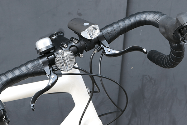 ブレーキ操作は上・中・下、すべての部分で可能。自分らしい走りを追求する楽しさがあります。