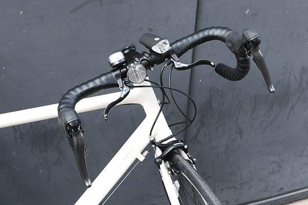 上部はリラックスしたいとき、中部と下部はスピードを出したいときに。目的によって握る位置を変えられるコンパクト設計のドロップハンドル。