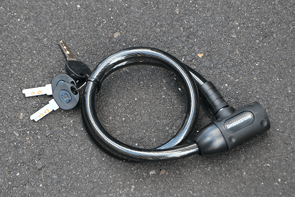 必須アイテムのカギ（ワイヤー錠）を付属！お届けからすぐご利用いただけます。