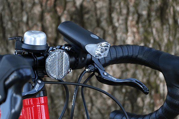 最大1000cdのLEDバッテリーライトを標準装備。夜道での走行も安心。