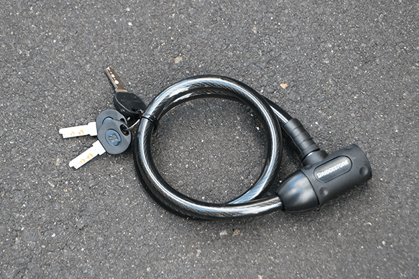 必須アイテムのカギ（ワイヤー錠）を付属！お届けからすぐご利用いただけます。