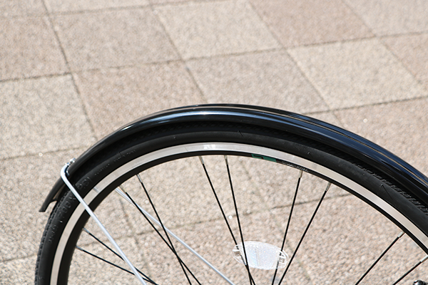 雨の日もOK！街乗りには必須の泥除けを標準装備。泥はねや水はねから服の汚れを防ぎます。