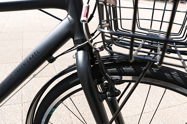 パワーモジュレーターが働き、急激なブレーキでもゆるやかにかかります。（かごは現在シルバー色になります）