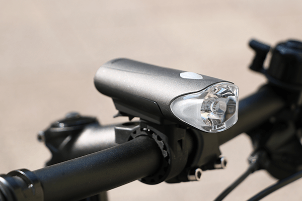 電池式のLEDライトを標準装備。ハンドルに取り付けられるタイプです。