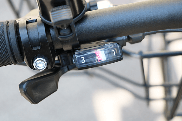 指先で簡単にギアを変更できる、変速機を搭載。