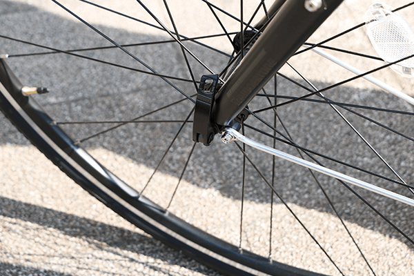 スパナなどの工具を使わずに簡単に車輪の着脱が可能。