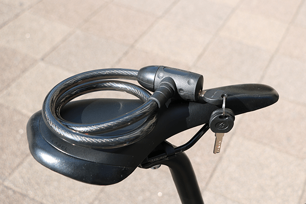 必須アイテムのカギ（ワイヤー錠）を付属！お届けからすぐご利用いただけます。