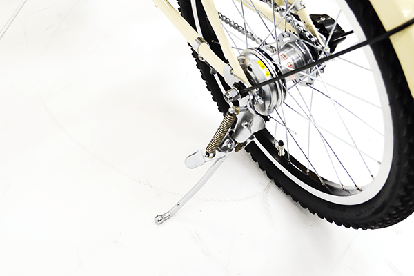 停車時に必須になるスタンドも標準装備。