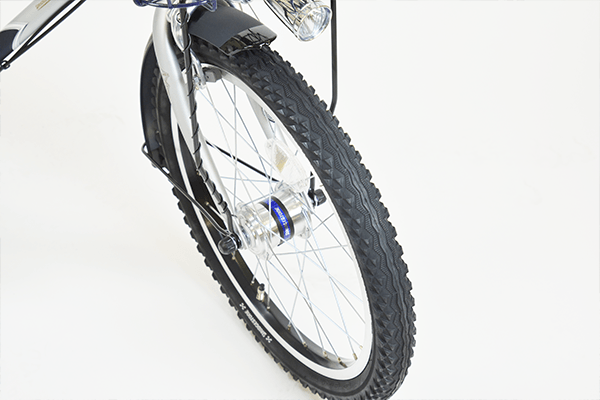 安定性抜群の分厚めのタイヤを採用することで、段差も砂利道も気にせず走行可能。