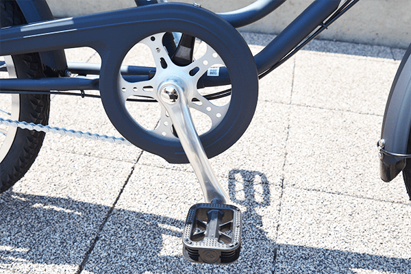 艶消しの車体カラーにシルバーのクランクがオシャレを演出。