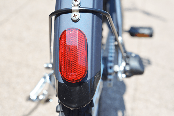 夜間の走行時に必須！反射板が標準装備。