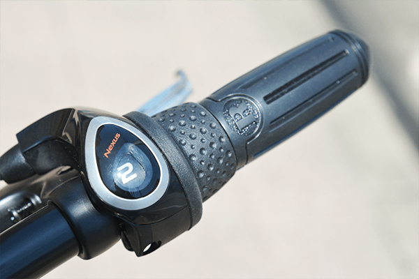 ハンドルを握ったままギアを変更できる、シマノ製のグリップシフトを採用。