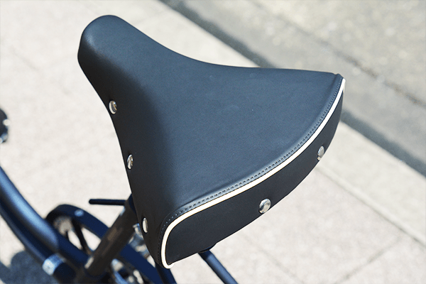 コンパクトな車体とのアンバランス感がかわいいちょっと大きめのサドル。多少のデコボコ道も、ストレスなく気分よく走れます。