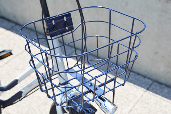 ちょっとした荷物を入れるのに十分な大きさのカゴを標準装備。