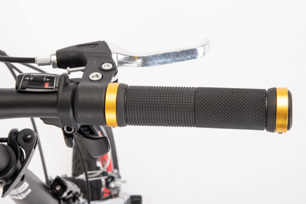 親指だけで操作可能な簡単操作の変速レバー