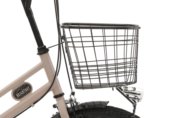 フチが太く強化され変形のしにくい前かごを装備。