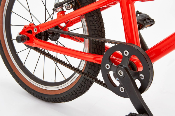 ゴム製のベルトドライブは金属製のチェーンと違いサビにくく、お手入れも不要です。注油不要なので洋服への油汚れもありません。非常に伸びにくいので外れて転倒したり、服が巻き込まれる心配が少ない。 また、転倒時もチェーンより安全性が高く安心です。耐久性も高く、いつまでも変わらない漕ぎ出しの軽さをキープします。