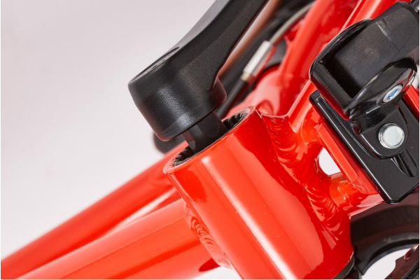 自転車の心臓部ともいえるボトムブラケットは、ペダルを漕いだときの回転力をスムーズに伝達、エネルギー効率を高め、軽いペダリングを可能にします。またメンテナンス性も高く、安心して使用できる点も魅力のひとつです。