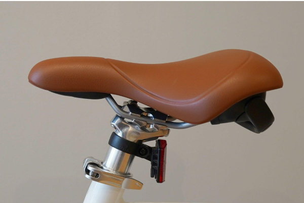 イタリアの高級サドルメーカーであるSELLE ROYALを採用しており、デザイン性と快適な乗り心地を両立させています。サドルの背面には持ち手が設けられており、自転車を押したり、駐輪する際にも大変便利です。