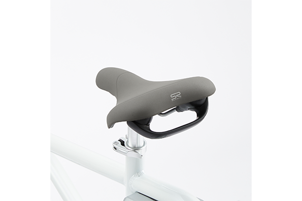 高級サドルメーカーSELLE ROYAL製を採用。デザイン性がありながら快適な乗り心地になるよう設計されています。背面に持ち手があるため駐輪するときも便利です。