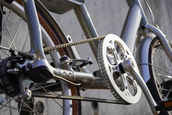 PTFEコーティングされたパワーカーボンベルトドライブの採用、車体の軽量化とともに、いつでもスムーズで静かな走りを実現します。ベルトドライブは、時間が経過しても伸びることが少なく、オイルやグリスの塗布、調整の必要がないため、メンテナンスの手間と時間を大幅に削減します。さらに、耐久性に優れており、頻繁な交換が不要です。