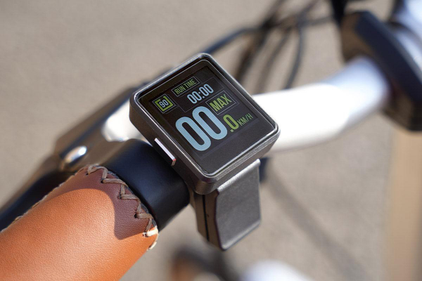 スマートウォッチのようなコンパクトなパネルは、速度、走行時間、バッテリー残量といった必要最低限の情報をカラー表示で提供します。パネル下部に配置されたボタンは、スタイリッシュかつ大きめに設計されており、アシストモードの切り替え操作が非常に簡単に行えます。