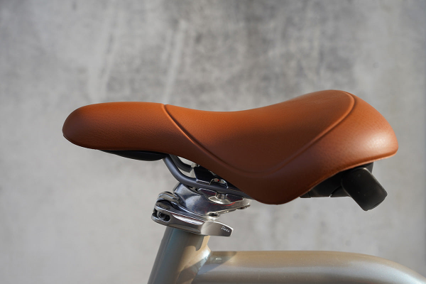 イタリアの高級サドルメーカーであるSELLE ROYALを採用しており、デザイン性と快適な乗り心地を両立させています。サドルの背面には持ち手が設けられており、自転車を押したり、駐輪する際にも大変便利です。