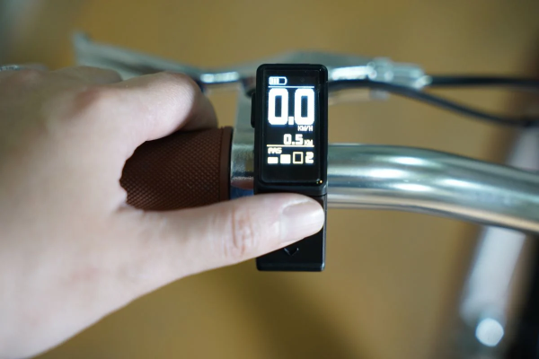 操作はアシスト3段階だけ。初めての電動クロスバイクでも直感的に扱え、毎日の通勤や街乗りも快適です。