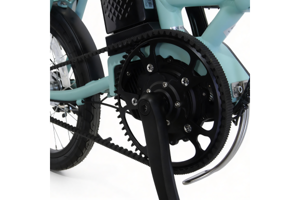 漕ぎ出しからしっかりアシストしてくれるセンターモーターと、静かで滑らかな走行を実現するベルトドライブ。チェーンとは異なり油汚れがなく、巣本が汚れる心配もなく、普段のお手入れも簡単。