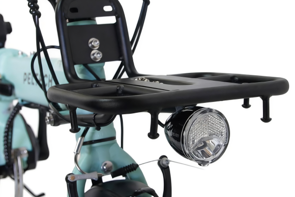 キャリアには別売りのかごが取り付け可能。夜間走行に必須のライトも標準装備。