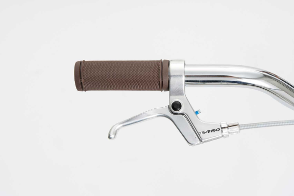 Tektro製のキッズ専用レバーを採用し、軽い力でもしっかりブレーキ操作が可能。