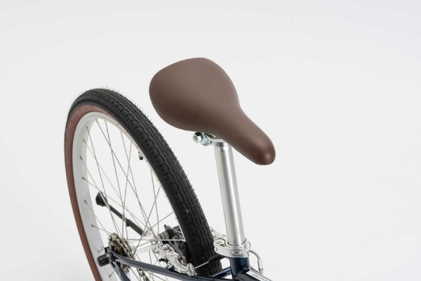 タイヤは軽さとクッション性を両立した1.75インチ幅。低抵抗で舗装路でも高いグリップ力を発揮します。