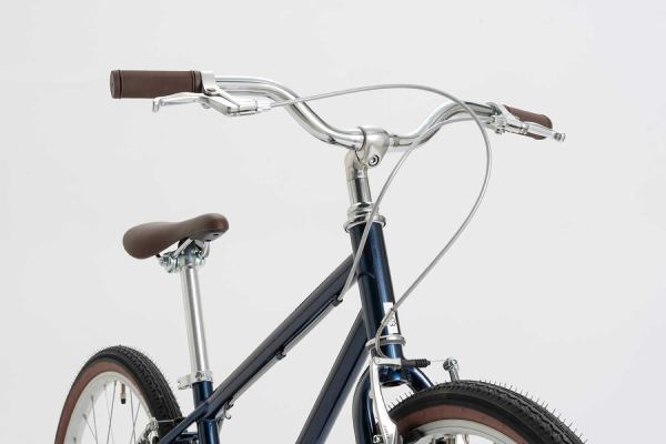 街なかの段差でも安定するライザータイプのハンドルバー。