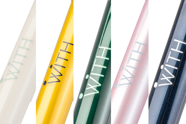 街でも自然の中でも映える、シーンを選ばない5色展開。シルバーパーツが映えるレトロなスタイルに仕上げました。