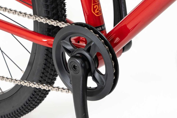 チェーンの外れやズボンの巻き込みを防ぐチェーンガードを装備。