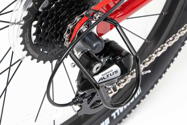 転倒時に変速機を守るディレーラーガード付属。