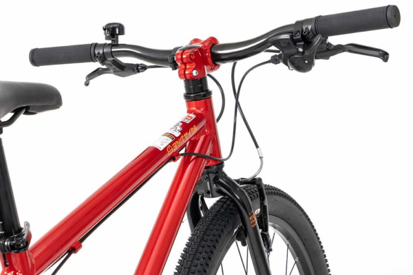 オフロードだけでなく、街なかの段差でも安定するライザータイプのハンドルバー。