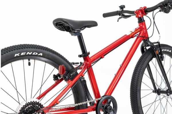 足付き性を高めるスローピングフレーム。