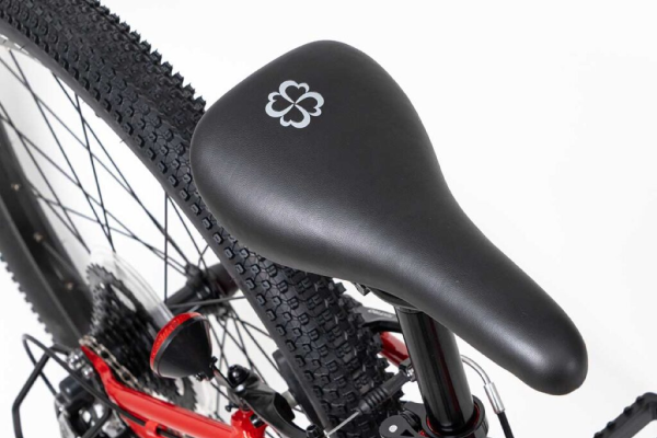スリムなスポーツタイプでありながら、クッション性の高いオリジナルサドルを採用。