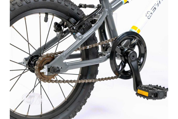 軽量でトラブルの少ないシングルスピード仕様。チェーンの外れやズボンの巻き込みを防ぐチェーンガードを装備。